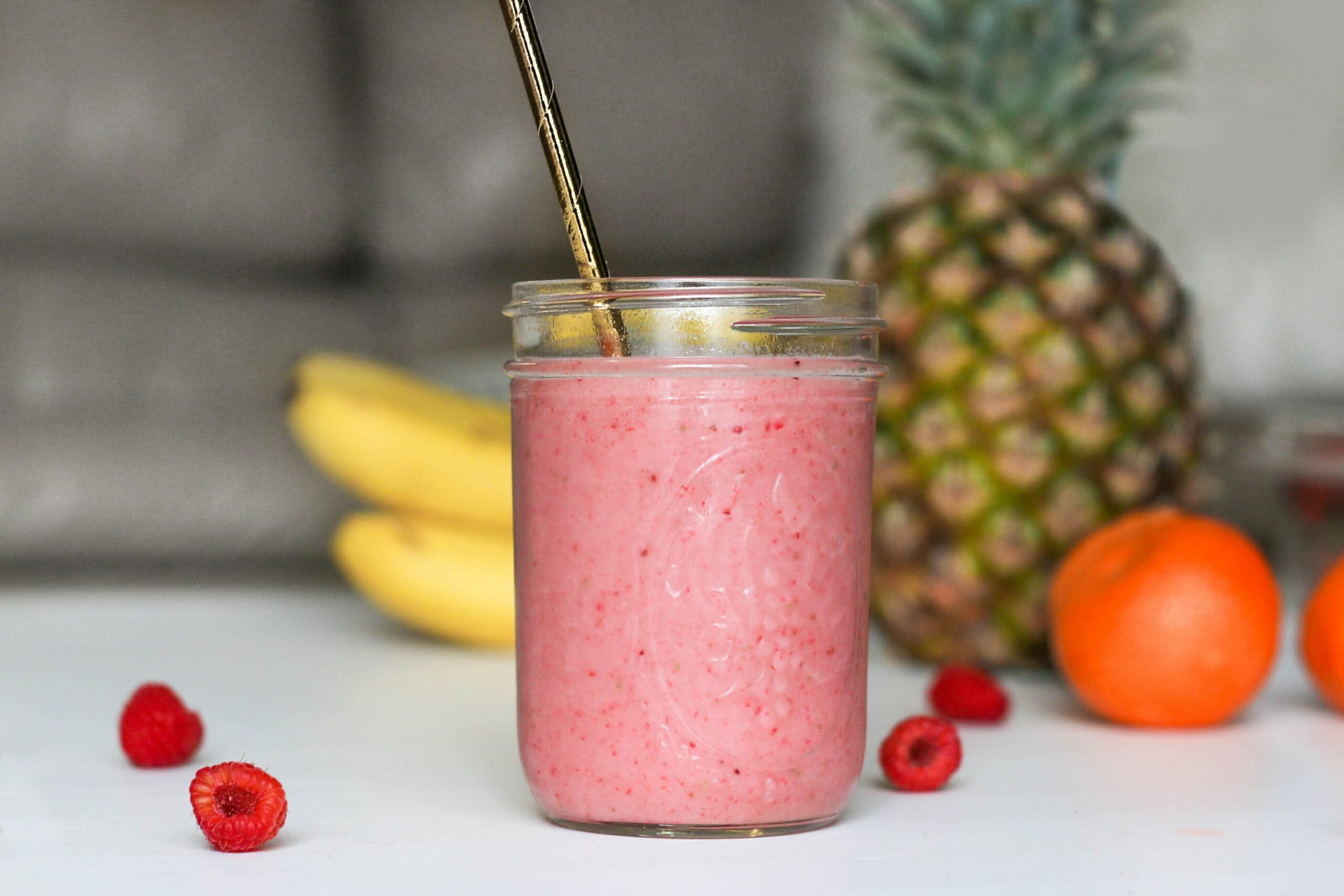 smoothie-with-gold-straw-with-fruits
