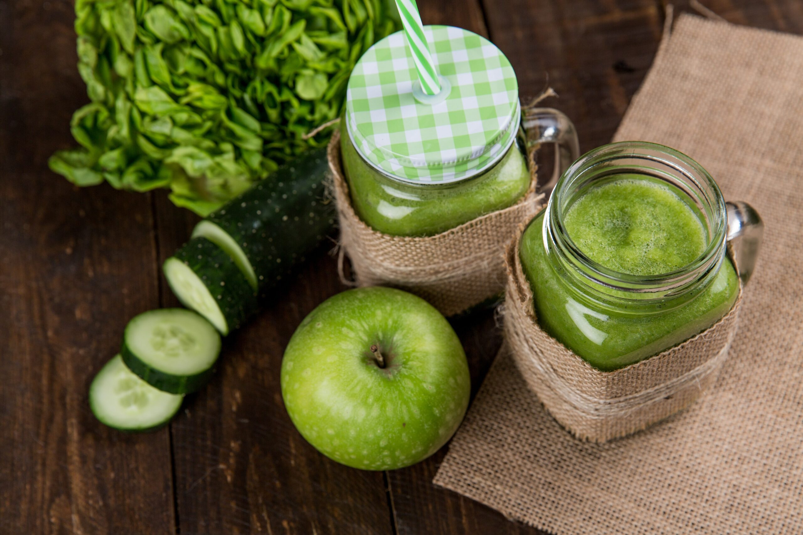 two-glasses-green-smoothie-apple